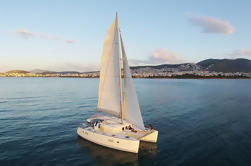 Cruzeiro de luxo de Catamaran de Atenas com tradicional grego refeição e churrasco