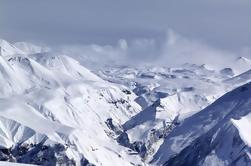 Excursion d'une journée en raquettes à Kazbegi de Tbilissi