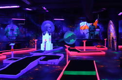 Mini golf y juegos de Praga Black Light incluyendo bebidas gratis