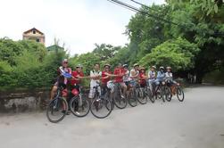 Excursión en bici de medio día por el pueblo de artesanías del río Rojo en Hanoi