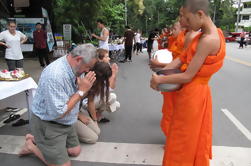 Tradición de la Alma de la mañana en Bangkok