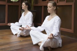 Clase de la meditación de la tarde en el templo de Wat Mahathat en Bangkok