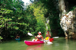 Petite grotte à la mer Kayak à Bor Thor de Krabi
